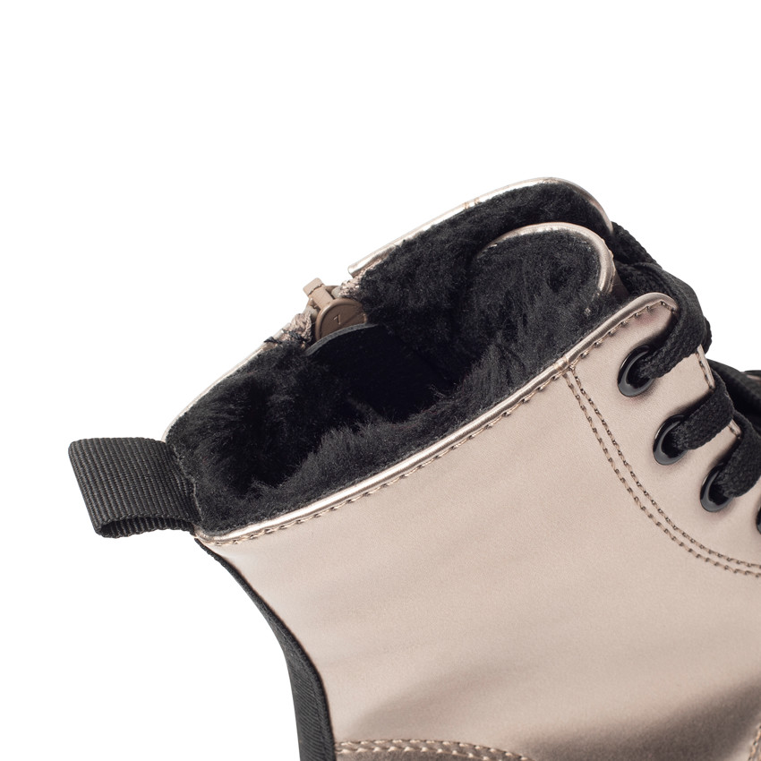 Botín nacarado con forro de piel y suela gruesa para niña 