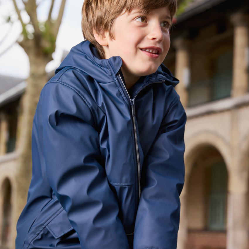 Parka de goma con capucha y forro de micropolar para niño. 