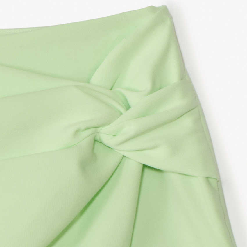 Falda corta efecto anudado lisa para niña 