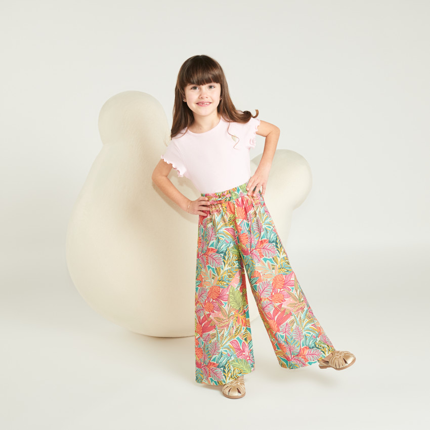 Pantalón amplio y fluido con estampado fantasía para niña. 