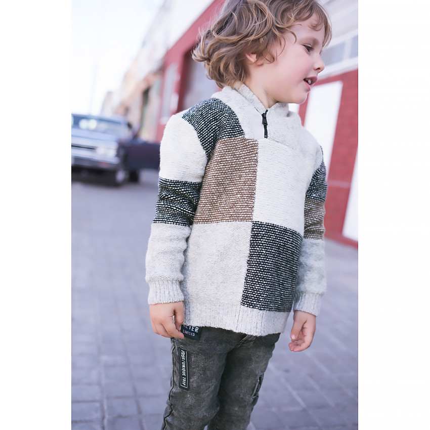 Vaqueros con efecto nieve con parches cosidos  