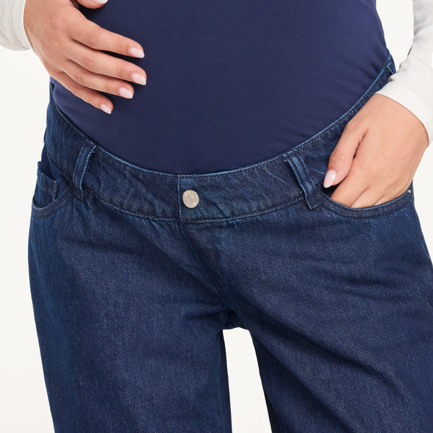 Jean de maternité à jambes larges avec bandeau haut. 