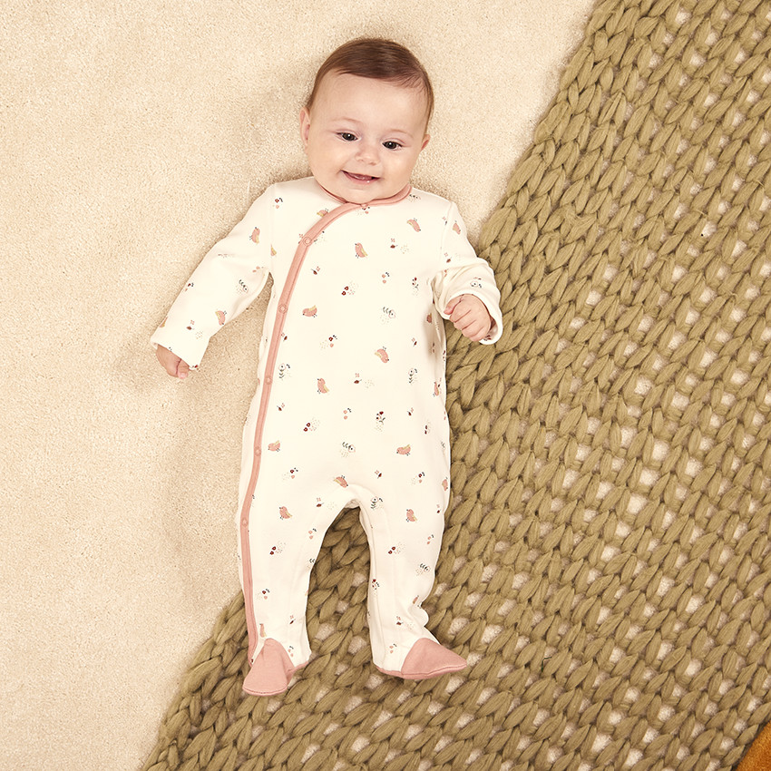 Pelele estampado para bebé niña con aperturas diferentes según la edad 