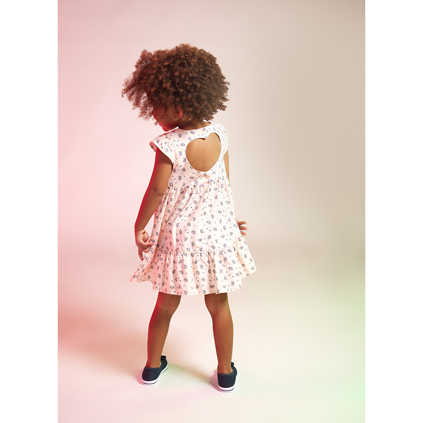 Vestido de manga corta en popelín con espalda fantasía para niña. 