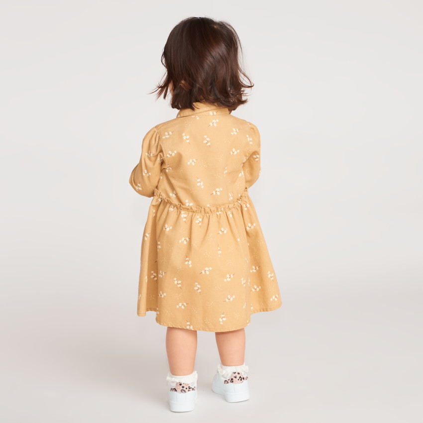 Vestido de bebé niña de manga larga con cuello camisol. 