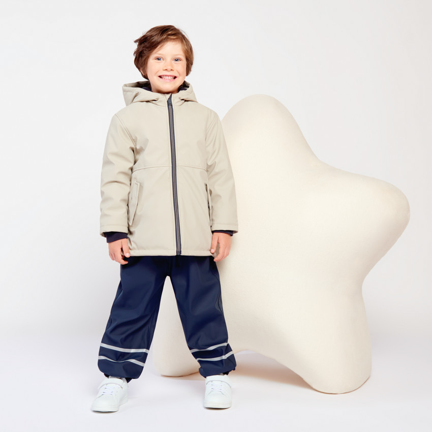 Parka de goma con capucha y forro de micropolar para niño. 