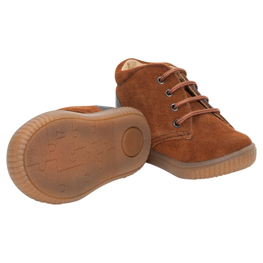 Botines de cuero con cordones y aplicaciones en camel 