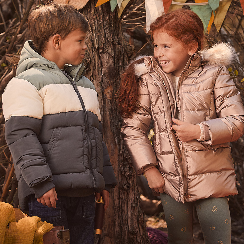 Chaqueta de abrigo metálica con capucha desmontable para niña 