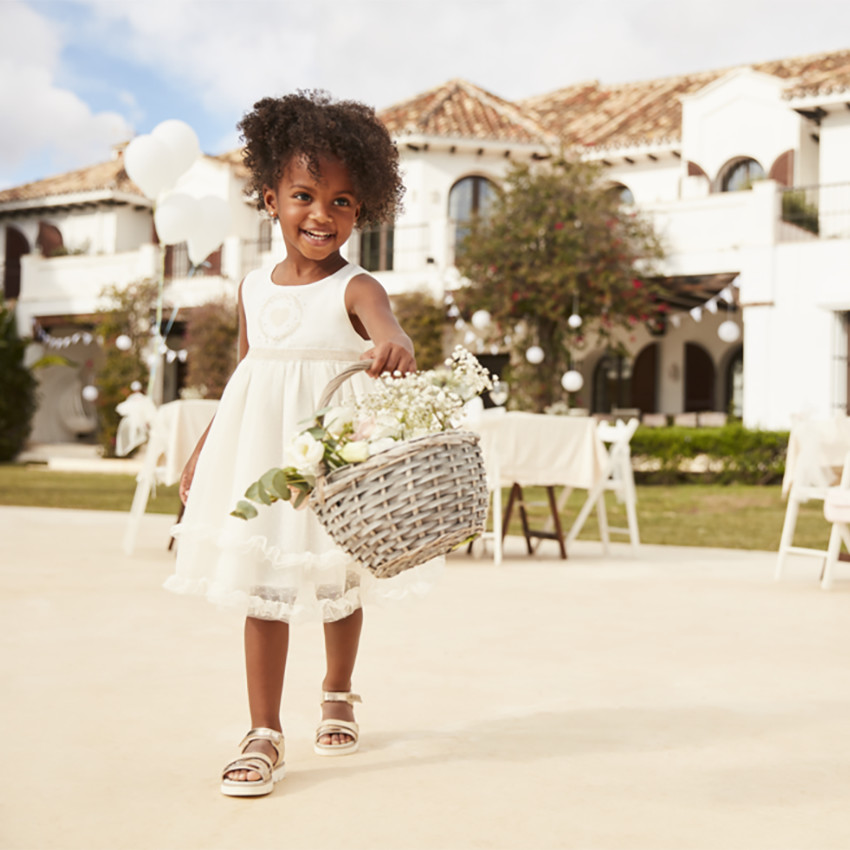 Ropa 2 en 1 con espalda calada en forma de corazón para niña. 