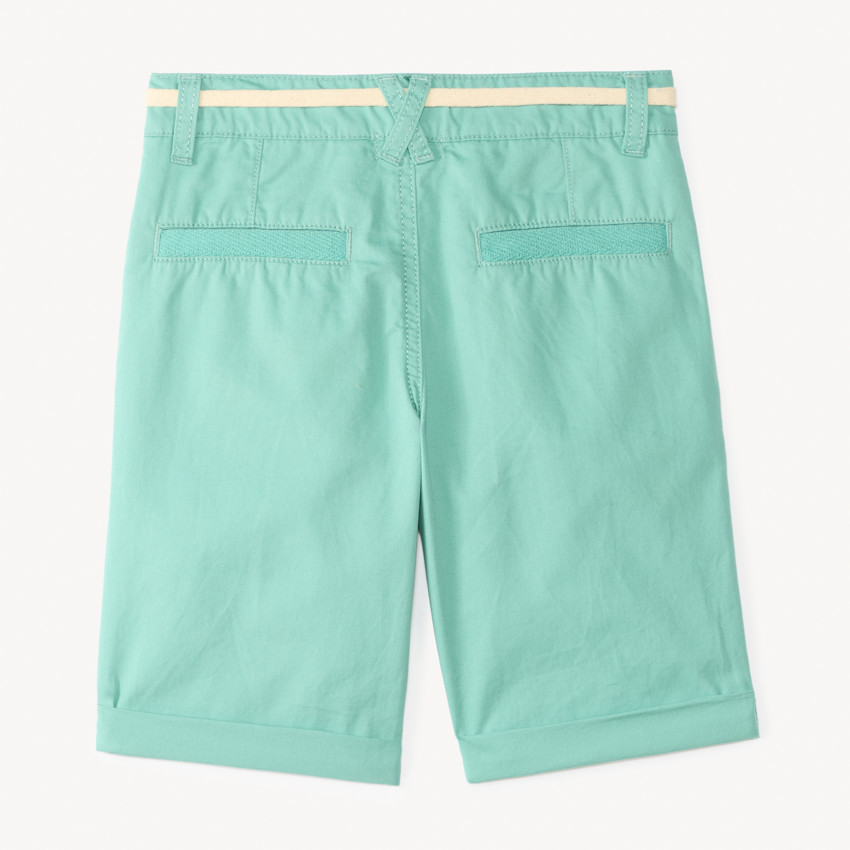 Bermudas de tela lisos con cinturón de lazo para niño. 