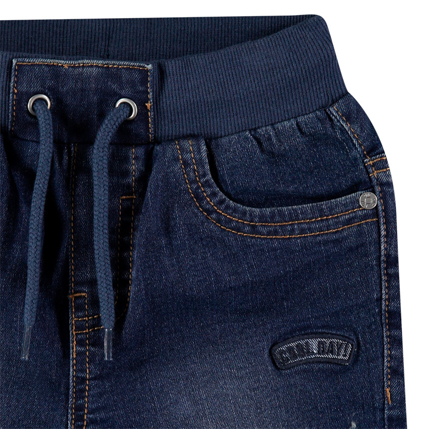 Bermudas vaquera desgastadas y cinturón acanalado 