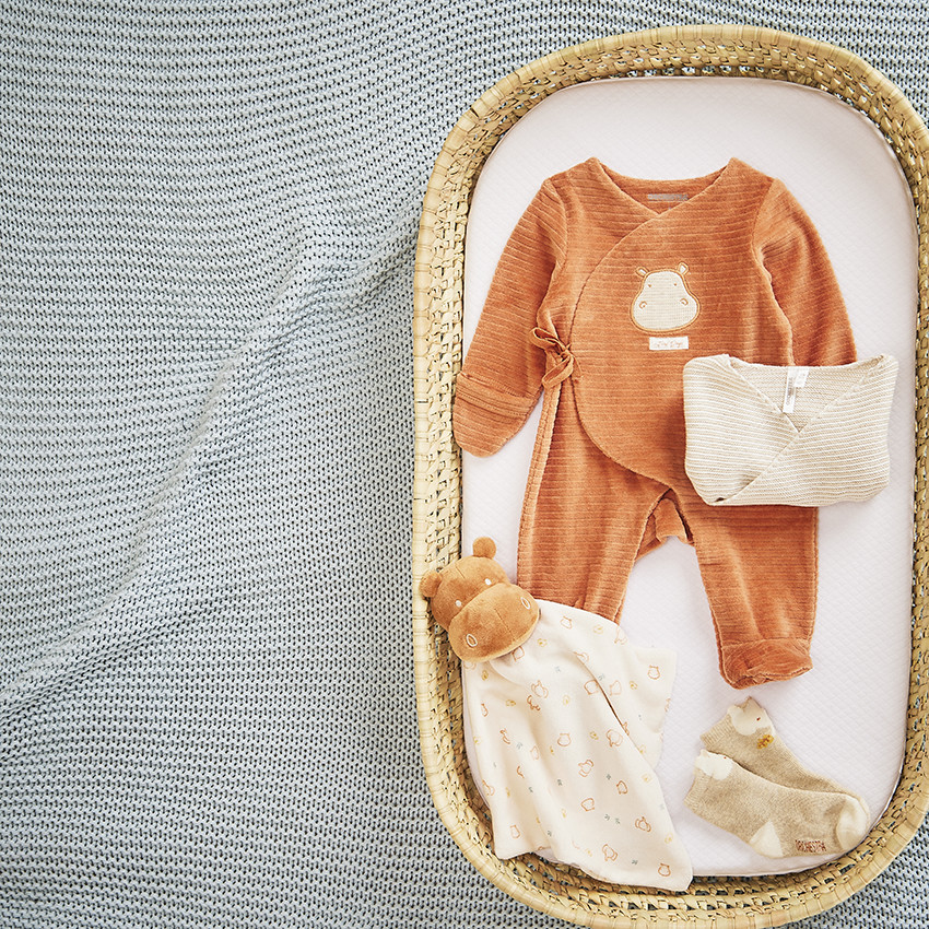 Pelele de terciopelo con patch de hipopótamo para bebé 