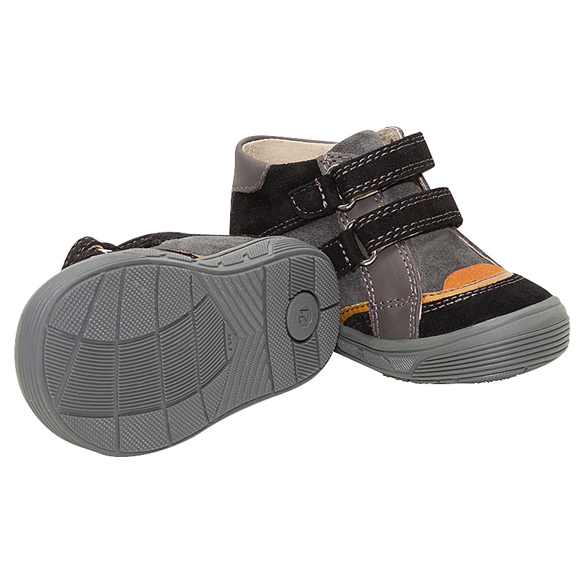 Botines de piel con aplicaciones en contraste. 