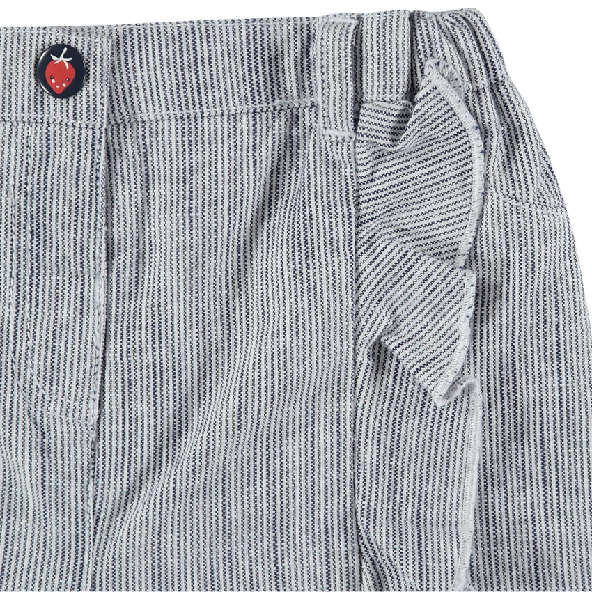 Pantalón corto con rayas finas y volantes 