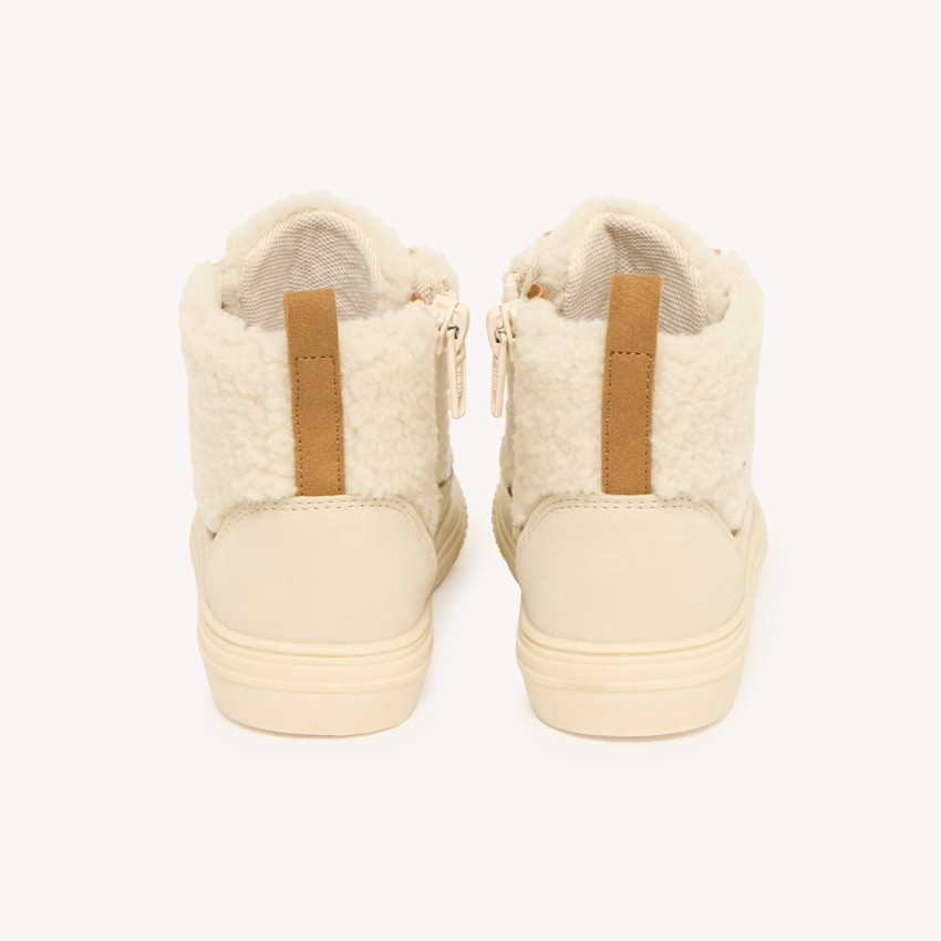 Bota de piel de oveja con cremallera y cordones. 