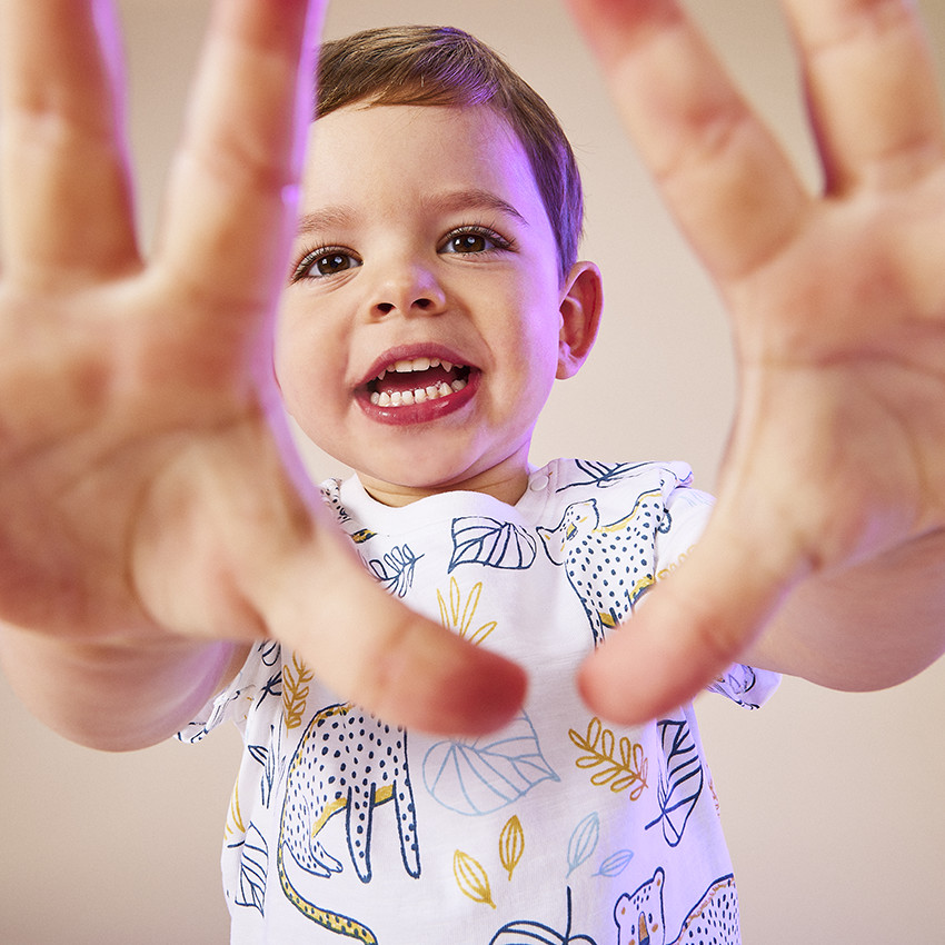 Camiseta manga corta estampado felinos para bebé niño 