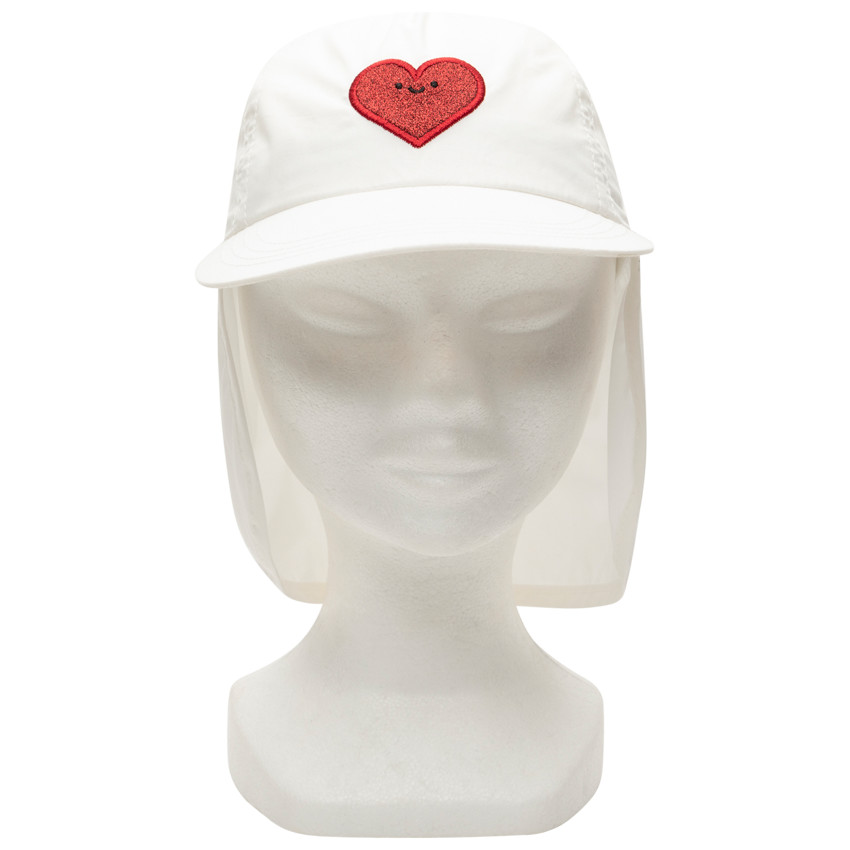 Gorra con protección nuca y corazón brodado 