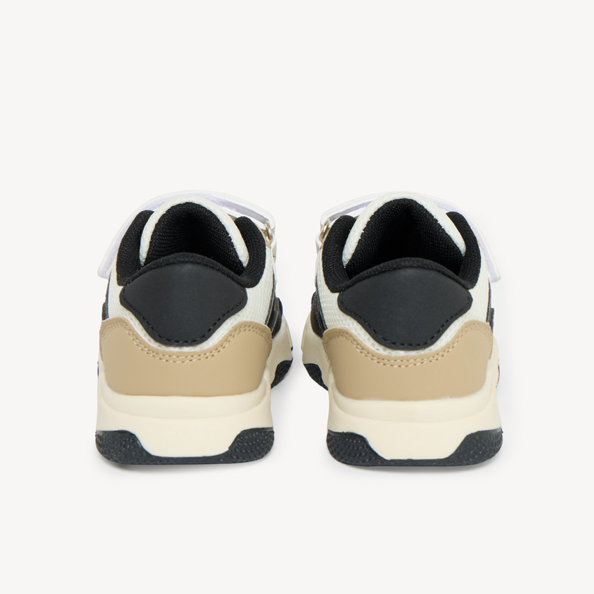 Zapatillas deportivas niño en beige y negro con velcro. 
