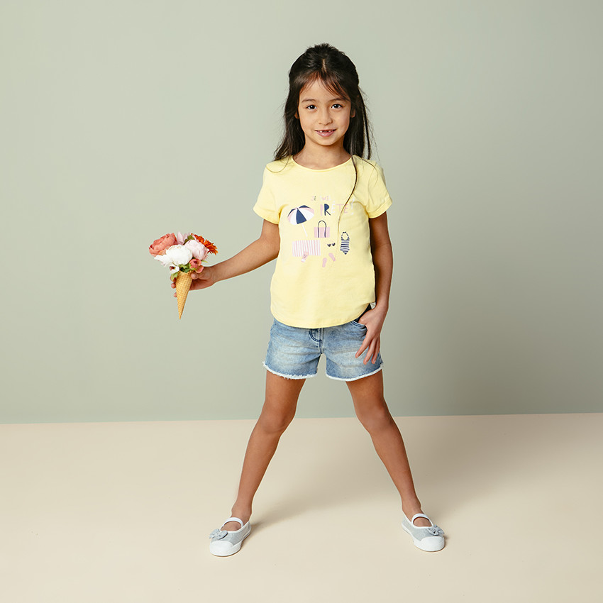 Pantalón corto de vaquero efecto usado con franjas   