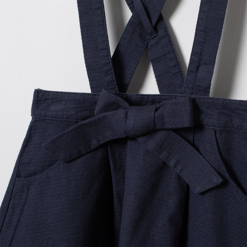 Jupe courte à bretelles et noeud 