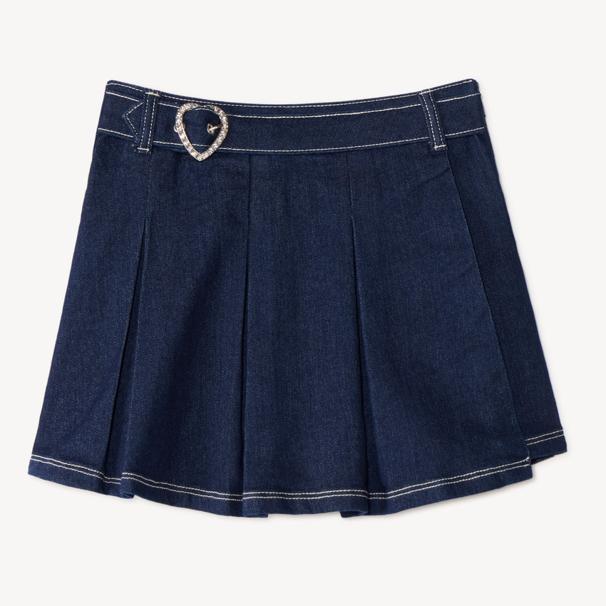 Falda corta plisada de denim para niña con hebilla en forma de corazón con strass. 