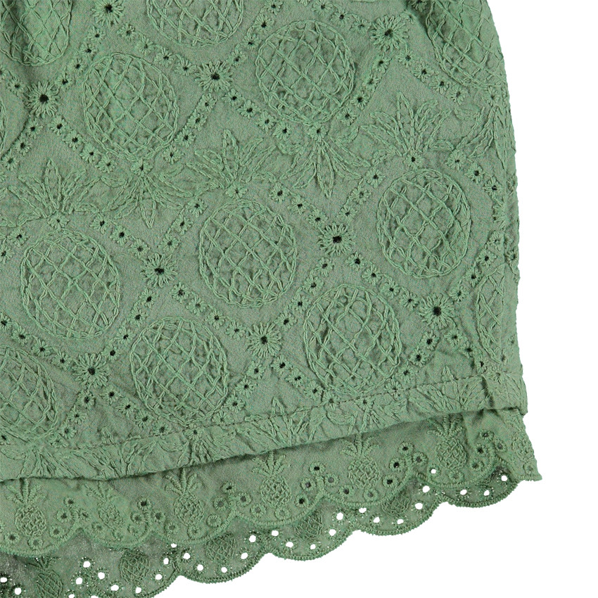 pantalon corto kaki con bordado ingles 