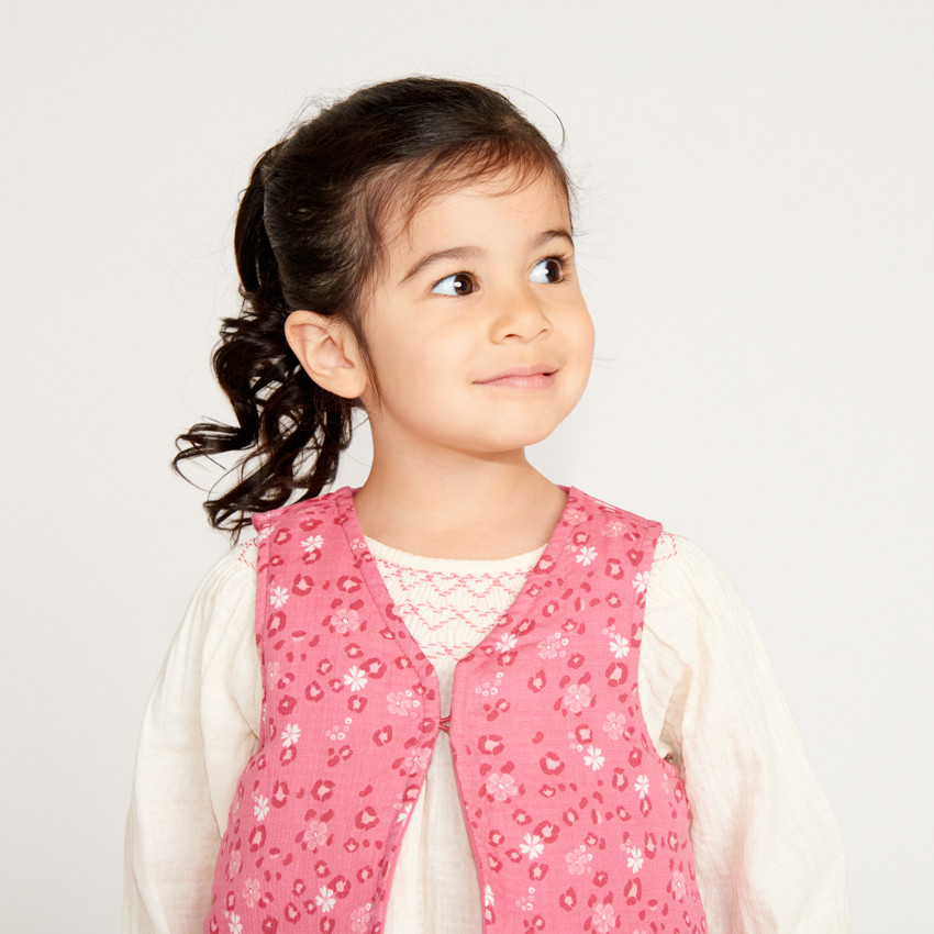 Conjunto de 3 piezas con chaleco floral para niña. 