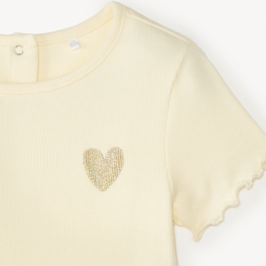 Camiseta de manga corta con bordado de corazón dorado para niña 
