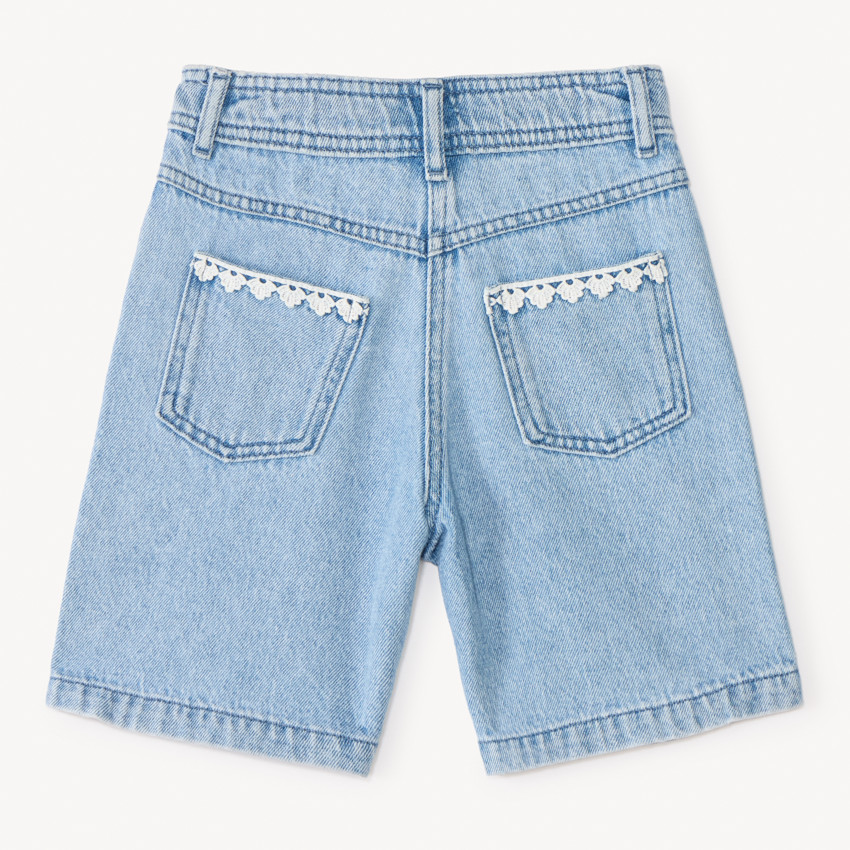 Short de mezclilla con bordado y cintura ajustable para niña. 