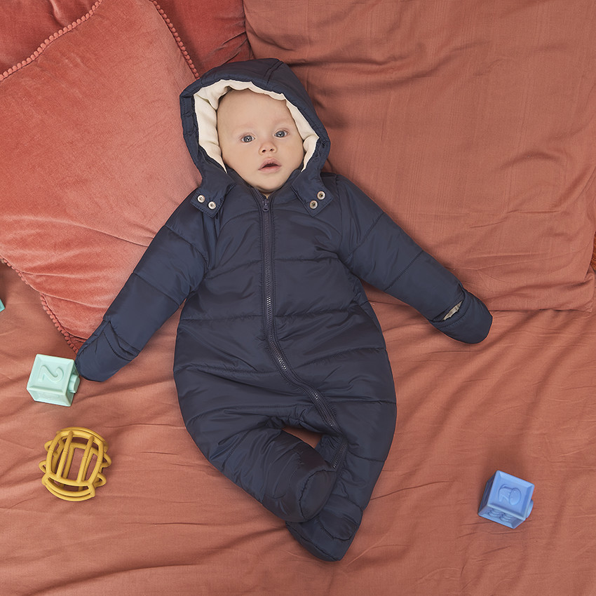 Pelele piloto acolchado liso para bebé niño con acabados según la edad 