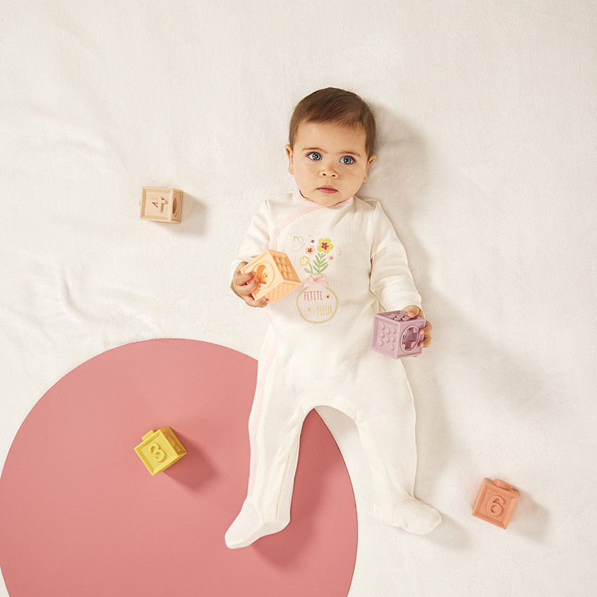 Lote de 2 peleles de efecto acanalado para bebé niña con diferentes aperturas según la edad. 