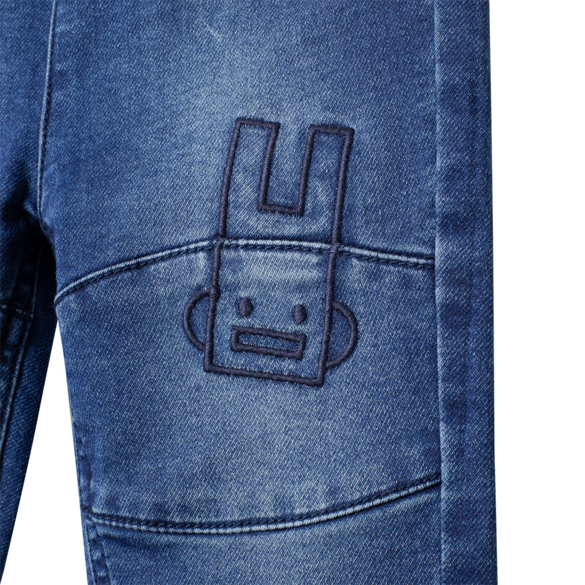 Vaquero efecto usado con bordados contrastados  