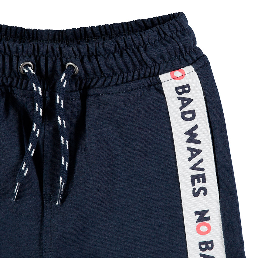 Conjunto con camiseta de manga corta y bermudas con banda que contrasta 