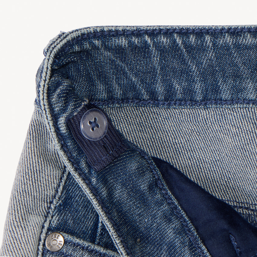 Jean recto con motivo en relieve para niño 