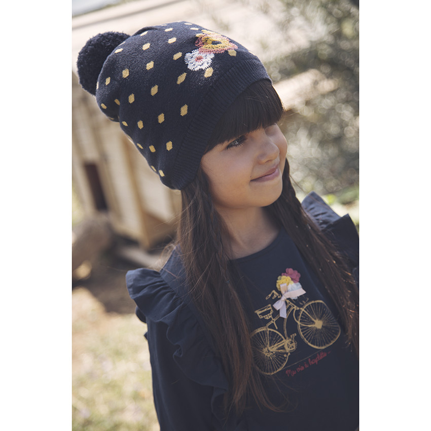 Conjunto gorro y bufanda tipo snood de punto con flores bordadas 