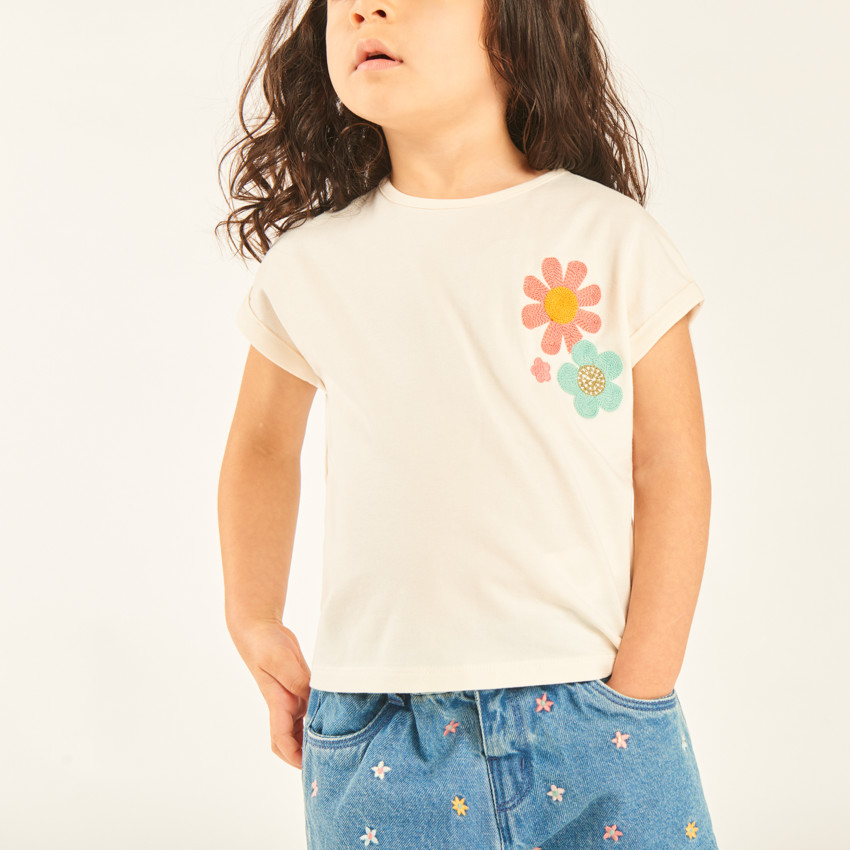 Camiseta de manga corta con vuelta y flores de ganchillo para niña. 