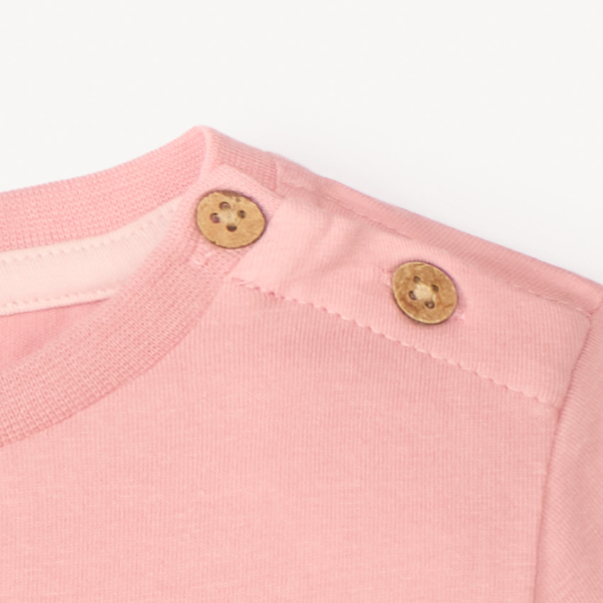 Camiseta de manga corta con bordado de corazón para niña. 