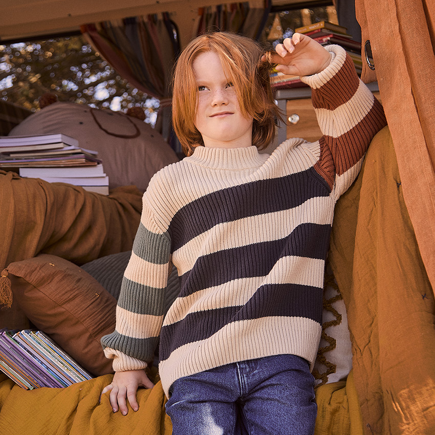 Suéter de rayas tricolores de punto con cuello alto para niño 