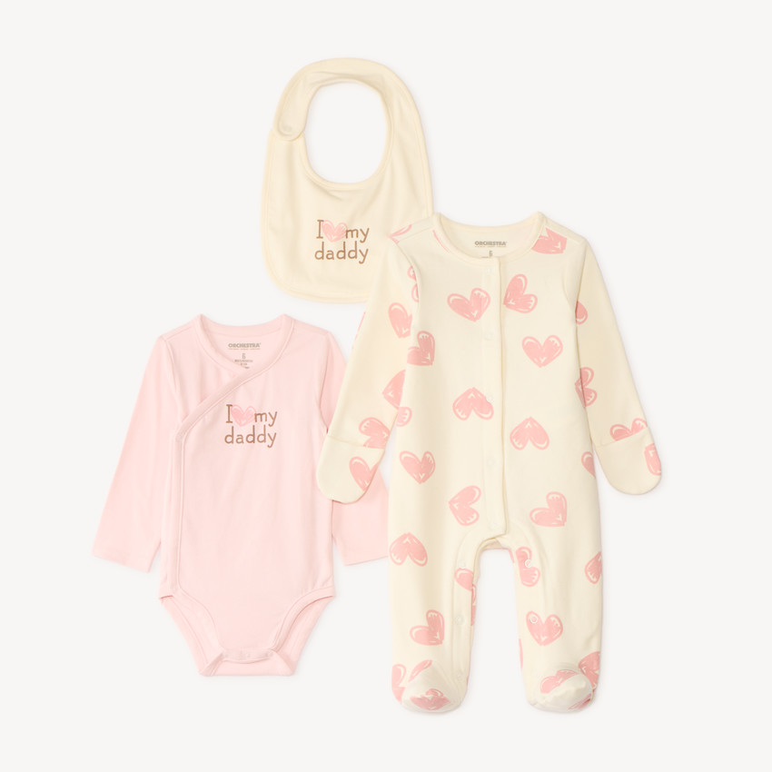 Conjunto de nacimiento de 3 piezas con body de estampado de corazones. 