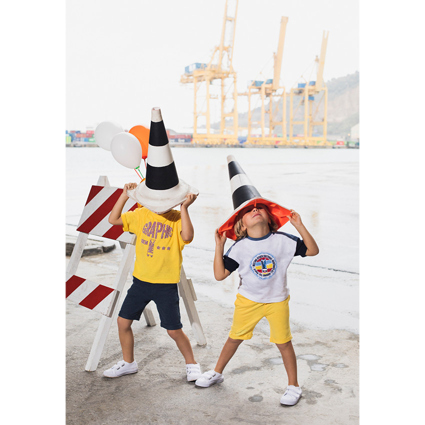 Camiseta amarilla de manga corta de punto con estampado de fantasía en relieve 