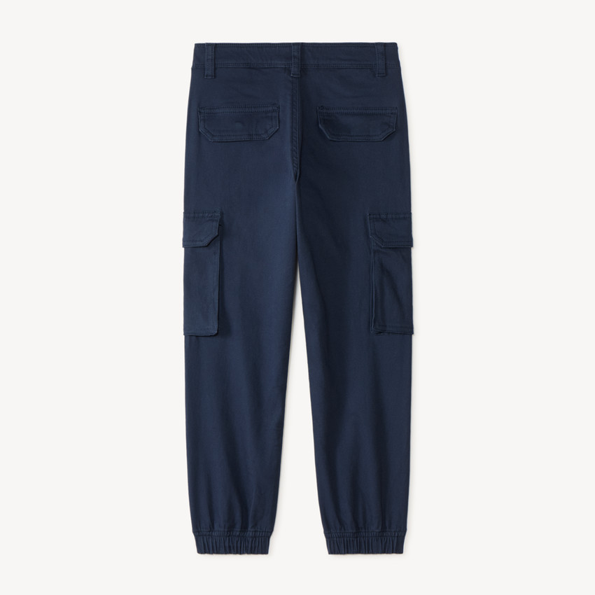 Pantalón cargo liso con dos bolsillos con fuelle para niño 