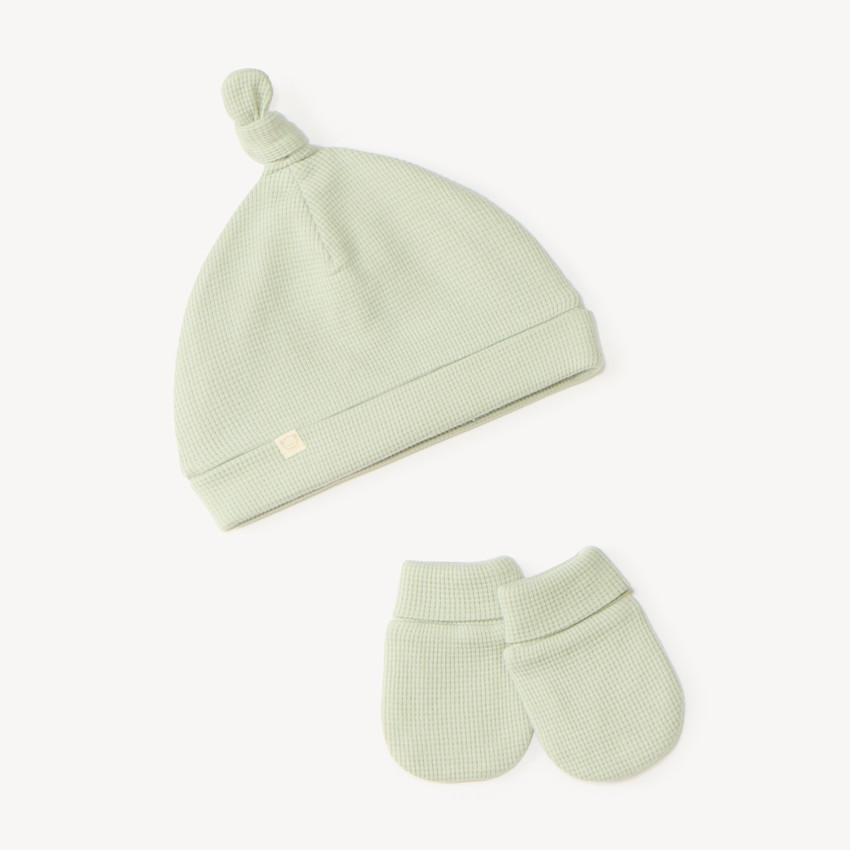 Conjunto de bebé niño con gorro y manoplas de punto en trama de panal 