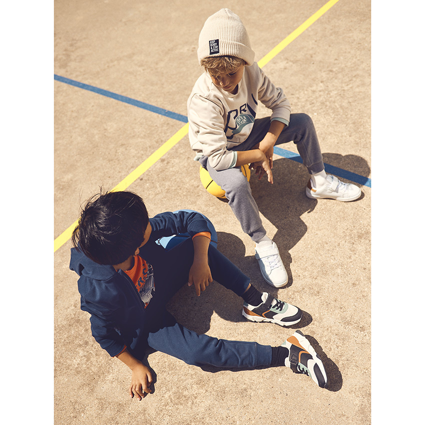 Chaqueta con capucha de felpa lisa para niño 