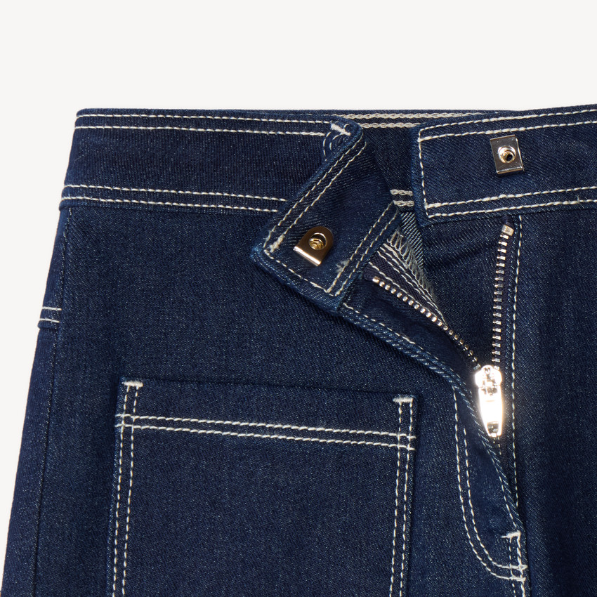 Pantalón de niña de corte amplio, liso y con bolsillos de parche. 