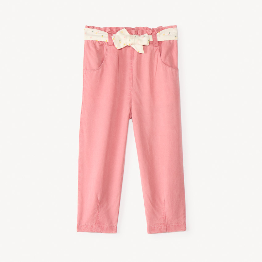 Pantalones rectos de sarga con cinturón de lazo impreso de corazones para niña bebé. 