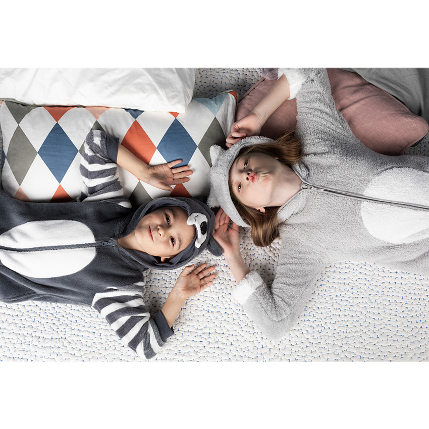 Pijama con lobo de polar con detalles de relieve 