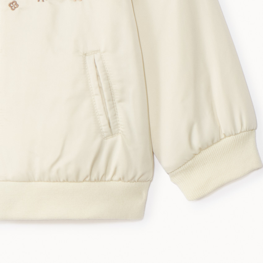 Bonito bomber satinado con bordados cachemire para niña. 