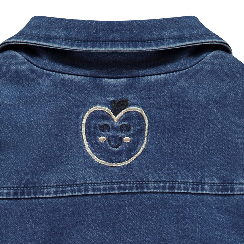 Perfecto en denim con bordados de manzanas para bebé niña 