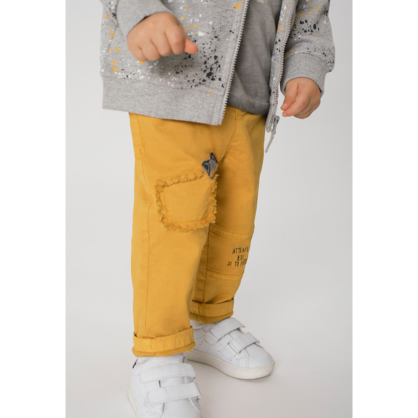 Pantalón de tela de fantasía con parches y bordados  