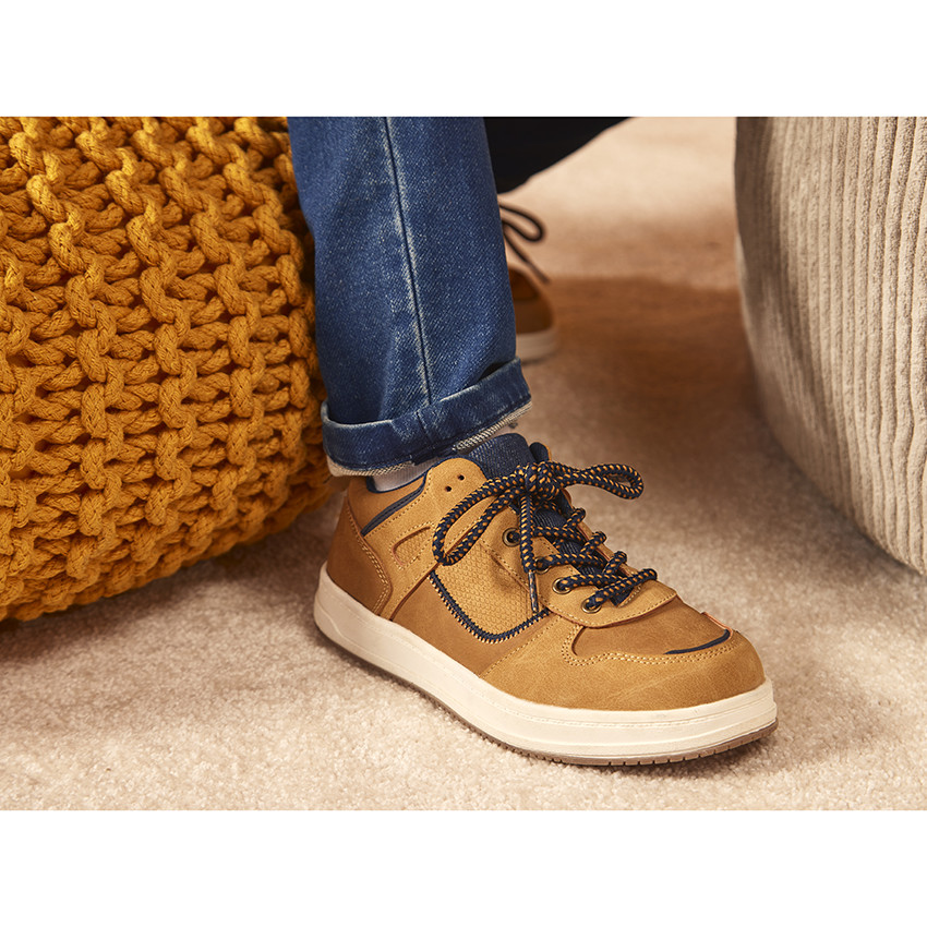 Zapatillas bajas con cordones y detalles para niño 